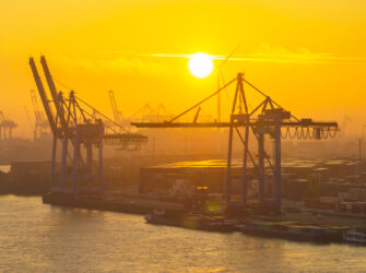 Hafenkräne in der Morgensonne