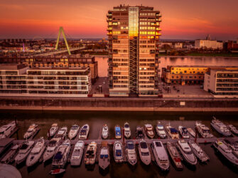 Rheinauhafen in der Abenddämmerung