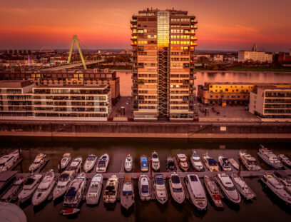 Rheinauhafen in der Abenddämmerung