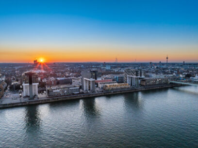Sonnenuntergang hinter den Kranhäusern