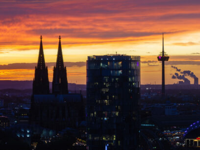 Dramatischer Sonnenuntergnag vor der Kölner Skyline