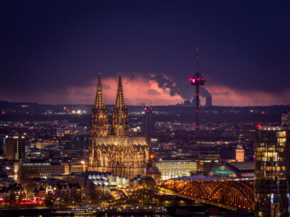 Kölner Dom vor Sonnenuntergang bei schlechtem Wetter